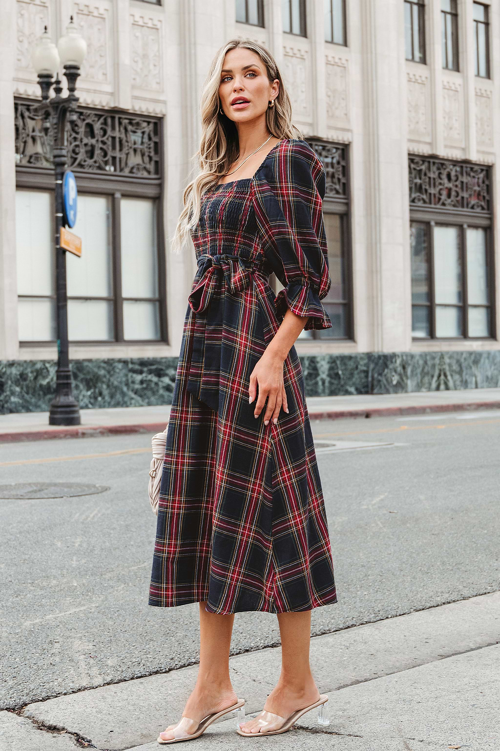 Robe maxi avec ceinture à smocks en carreaux
