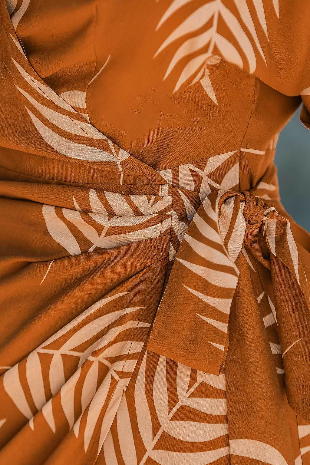 Braunes Tropisches Kurzarm Mini-Wickelkleid mit Taillengürtel