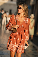 Robe courte fleurie à col plongeant et taille smockée