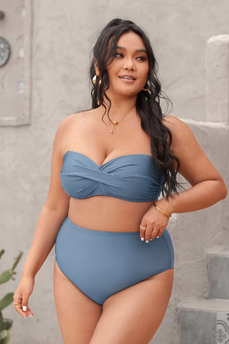 Top de bikini de talla grande con parte delantera retorcida moldeada de Wild Romance