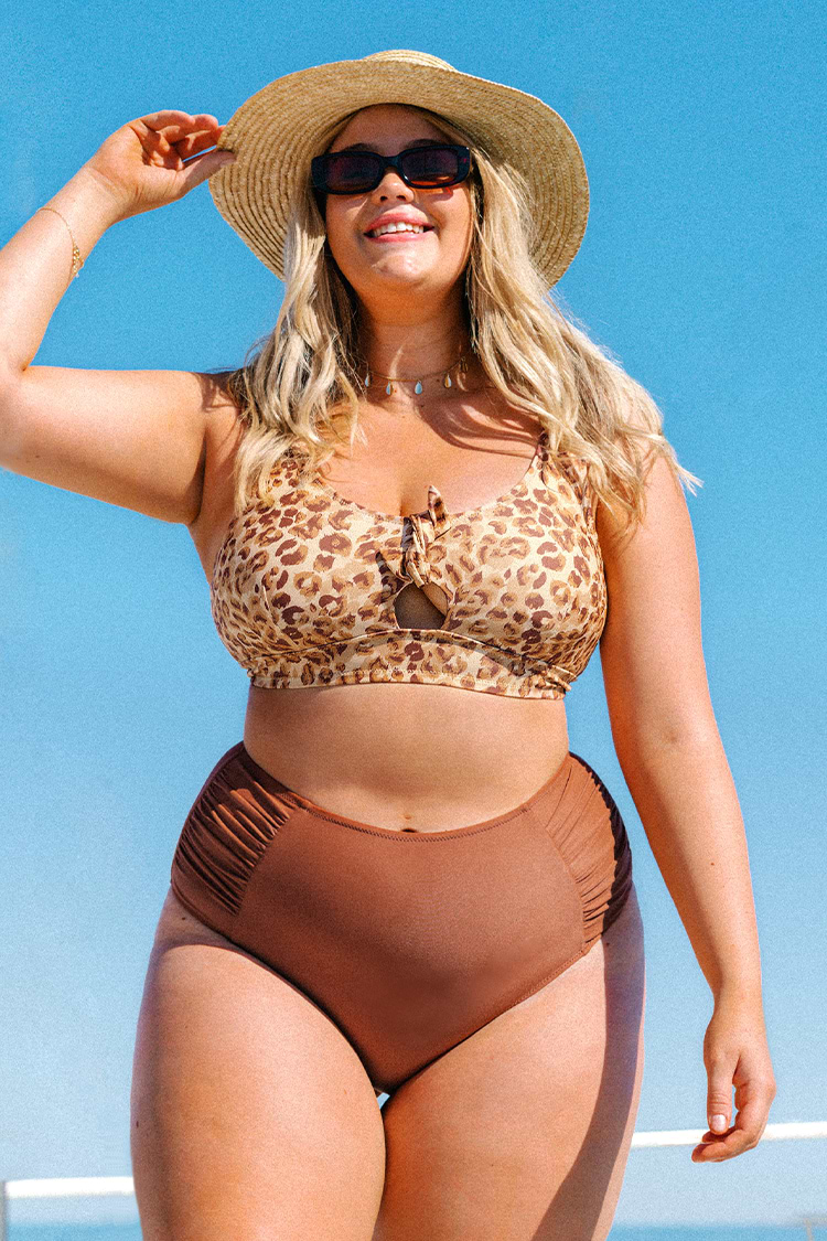 Calzón de bikini para tallas grandes de cintura alta con detalles fruncidos marrón Josie.