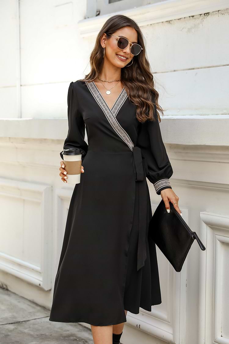 Robe avec garnitures en dentelle à col en V