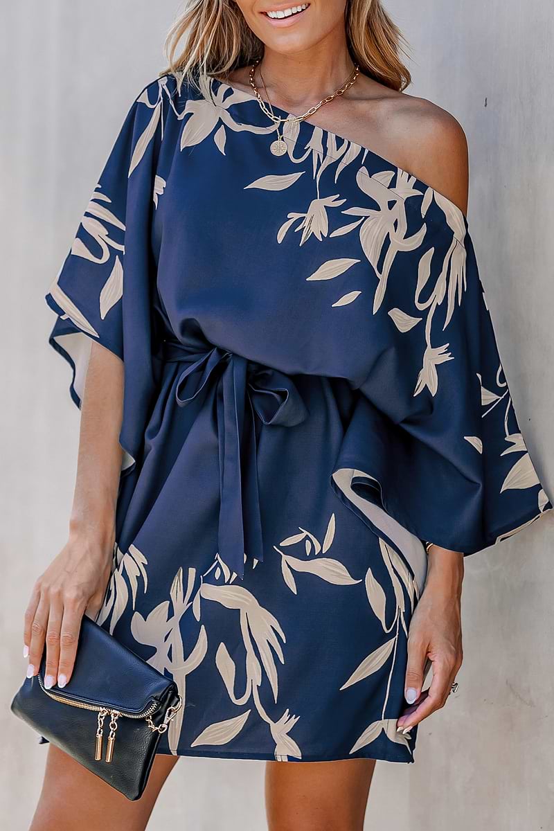 Robe avec ceinture à une épaule et à imprimé feuilles