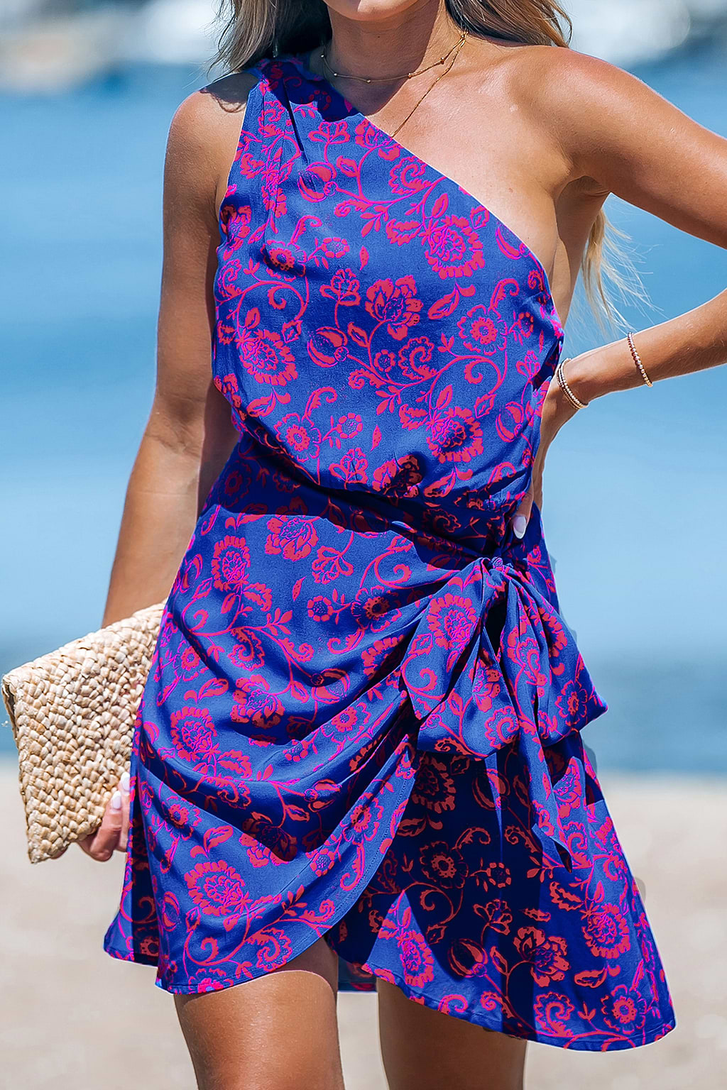 Robe mini asymétrique à une épaule et fleurs