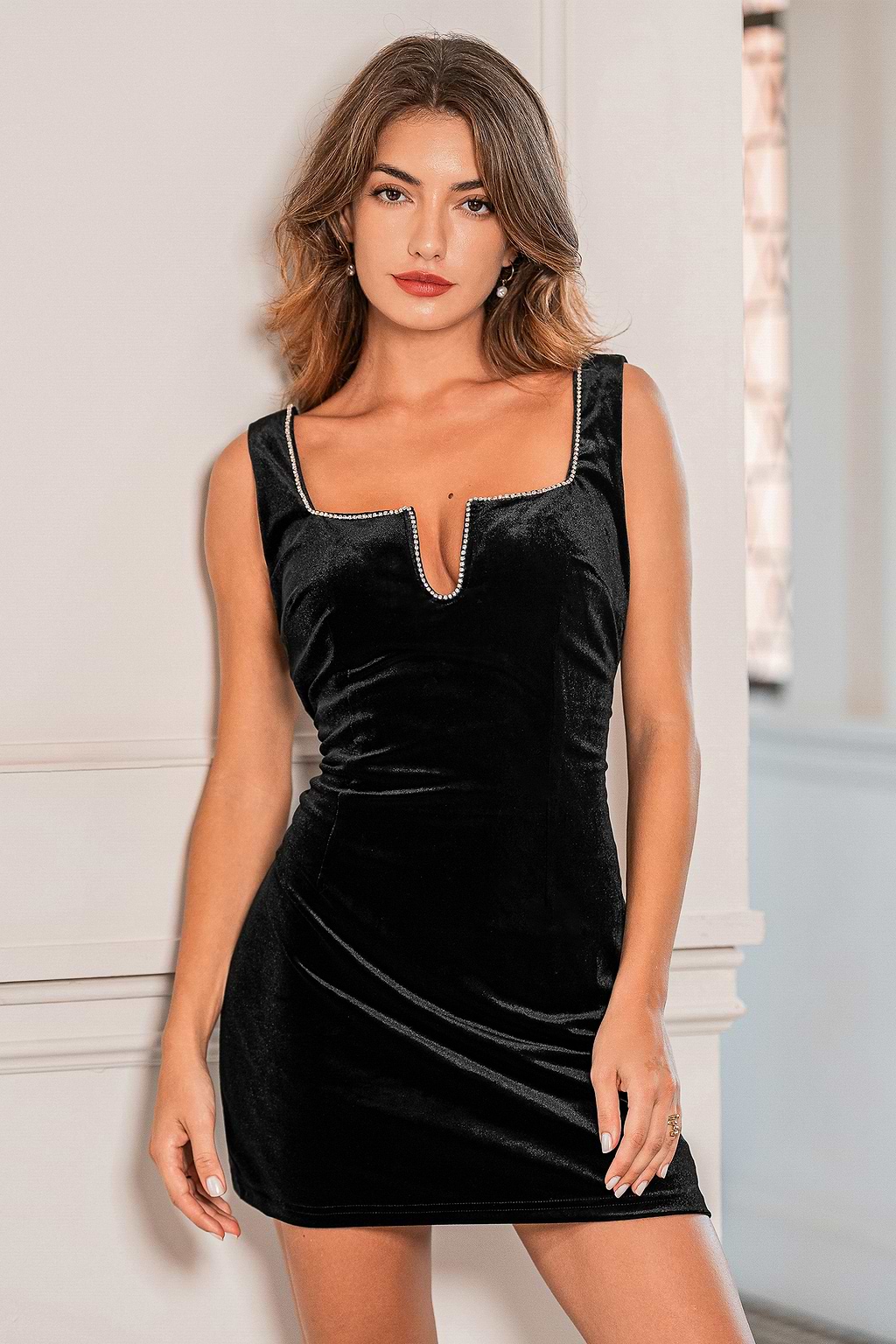 Robe courte en velours noir ornée de cristaux