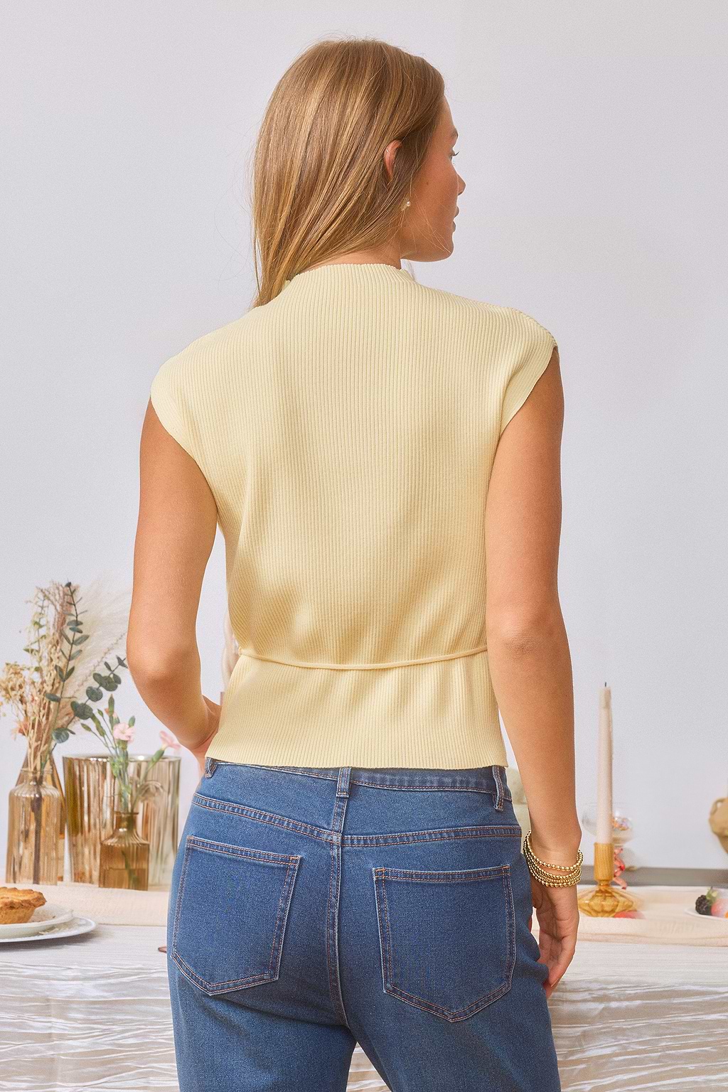 Top jaune en tricot à col montant et lien à la taille