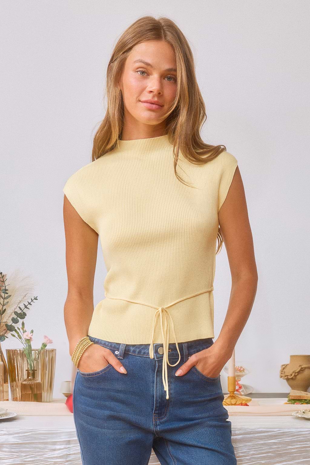 Top jaune en tricot à col montant et lien à la taille