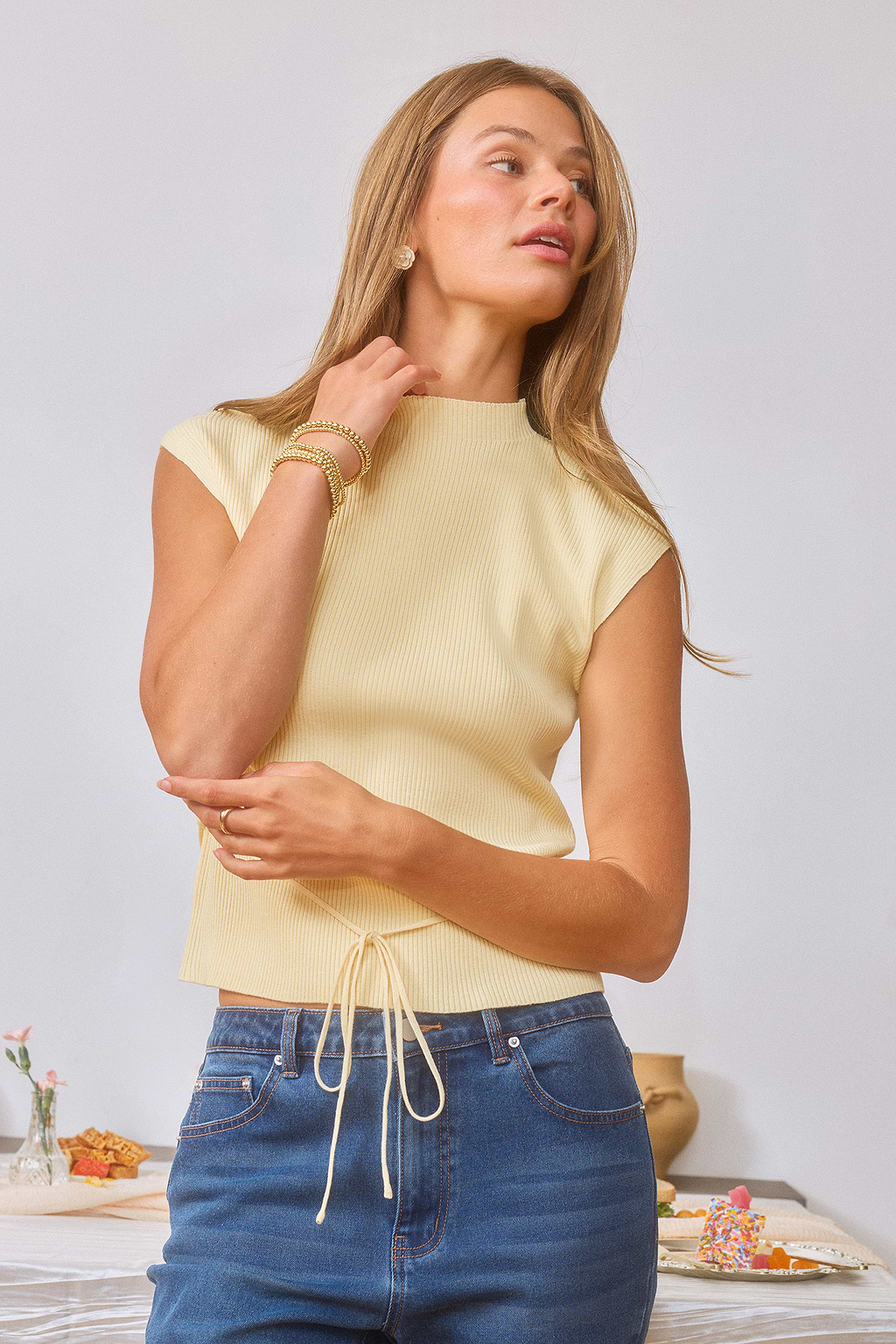 Top jaune en tricot à col montant et lien à la taille