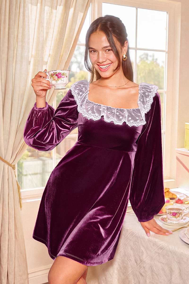 Robe courte violette à col carré et bordure en dentelle
