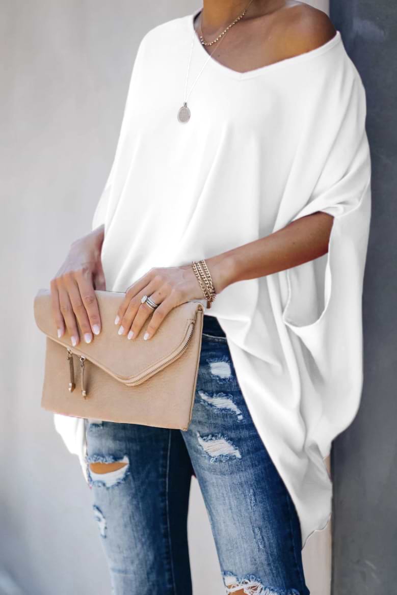 Haut blanc lâche à la taille et à manches courtes et col en V