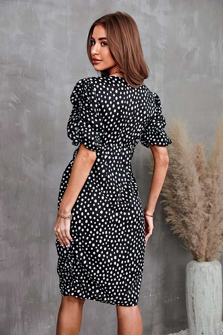 Robe ajustée à la taille à manches courtes et col en V