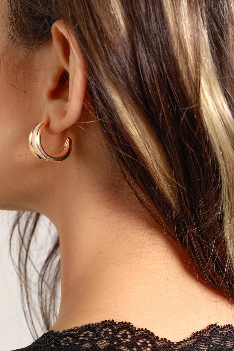 Pendientes blancos geométricos y minimalistas