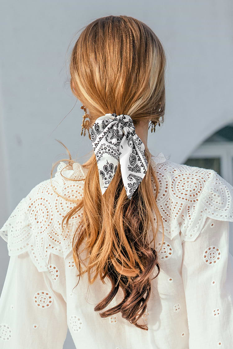 Weißer Haargummi mit Schleife und Paisley-Muster