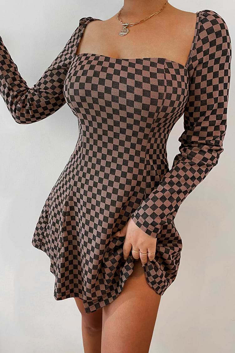 Kurzes Kleid mit eckigem Ausschnitt und Karomuster