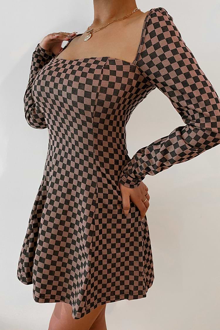 Robe courte à carreaux et à col carré