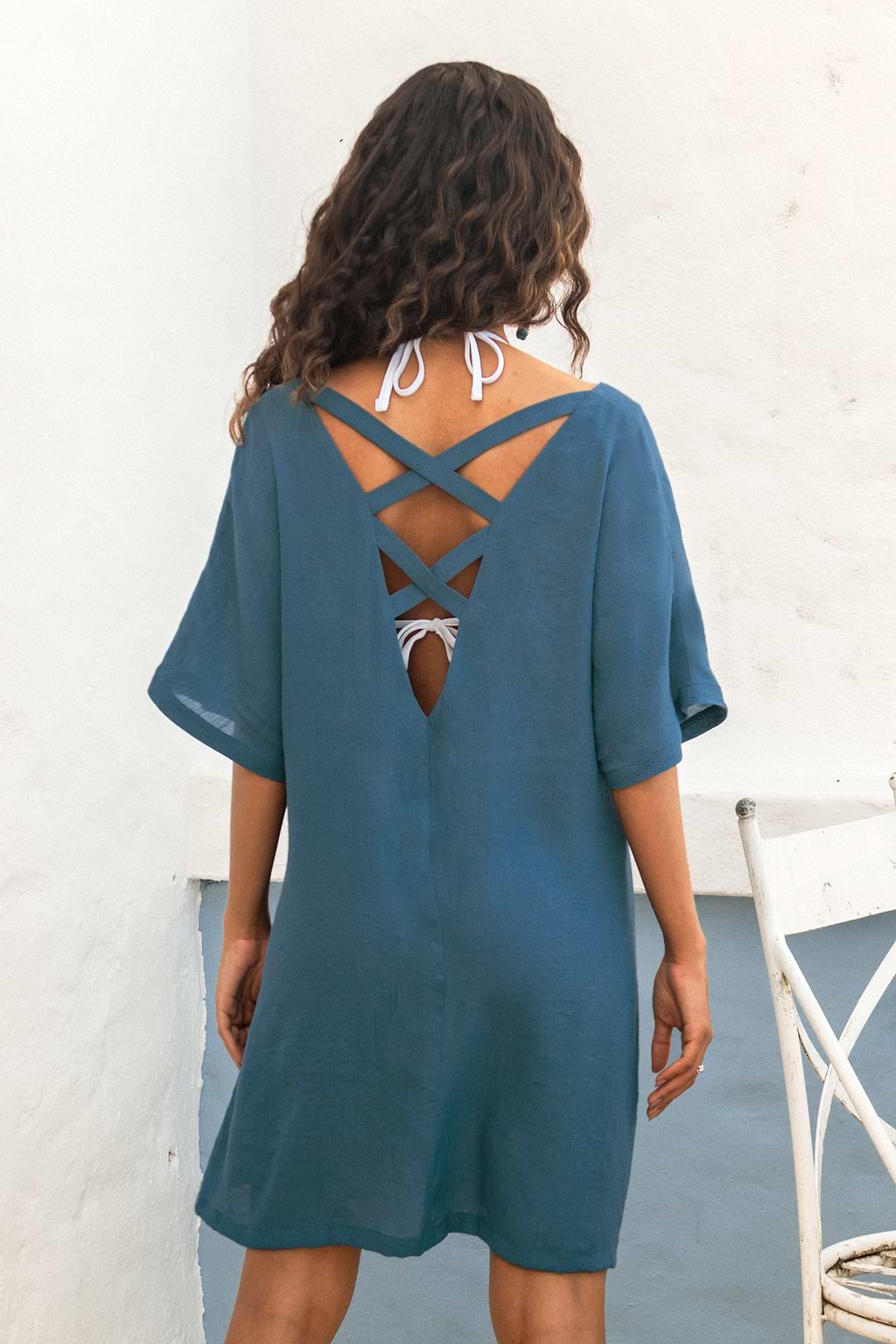 Vestido con tiras y abertura en la espalda