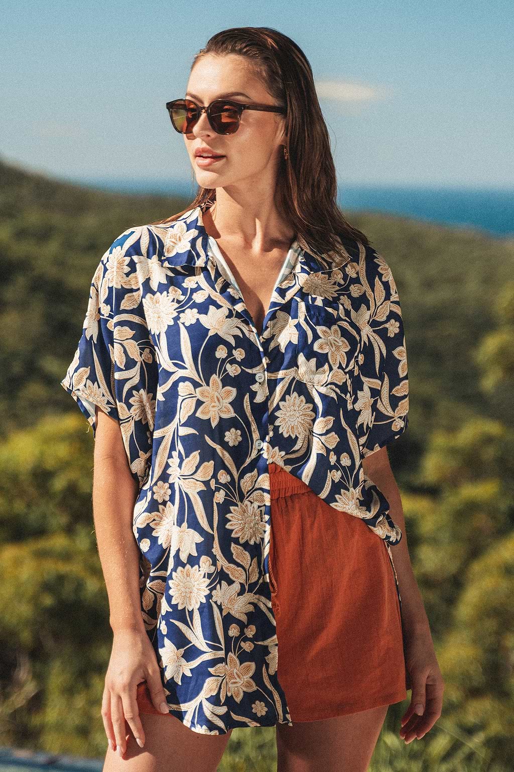 Bluse mit Blumendruck und tief angesetzter Schulterpartie