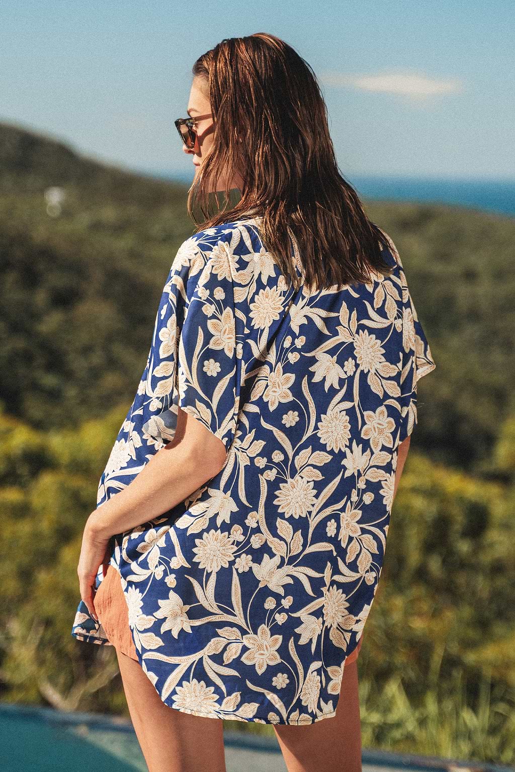 Bluse mit Blumendruck und tief angesetzter Schulterpartie