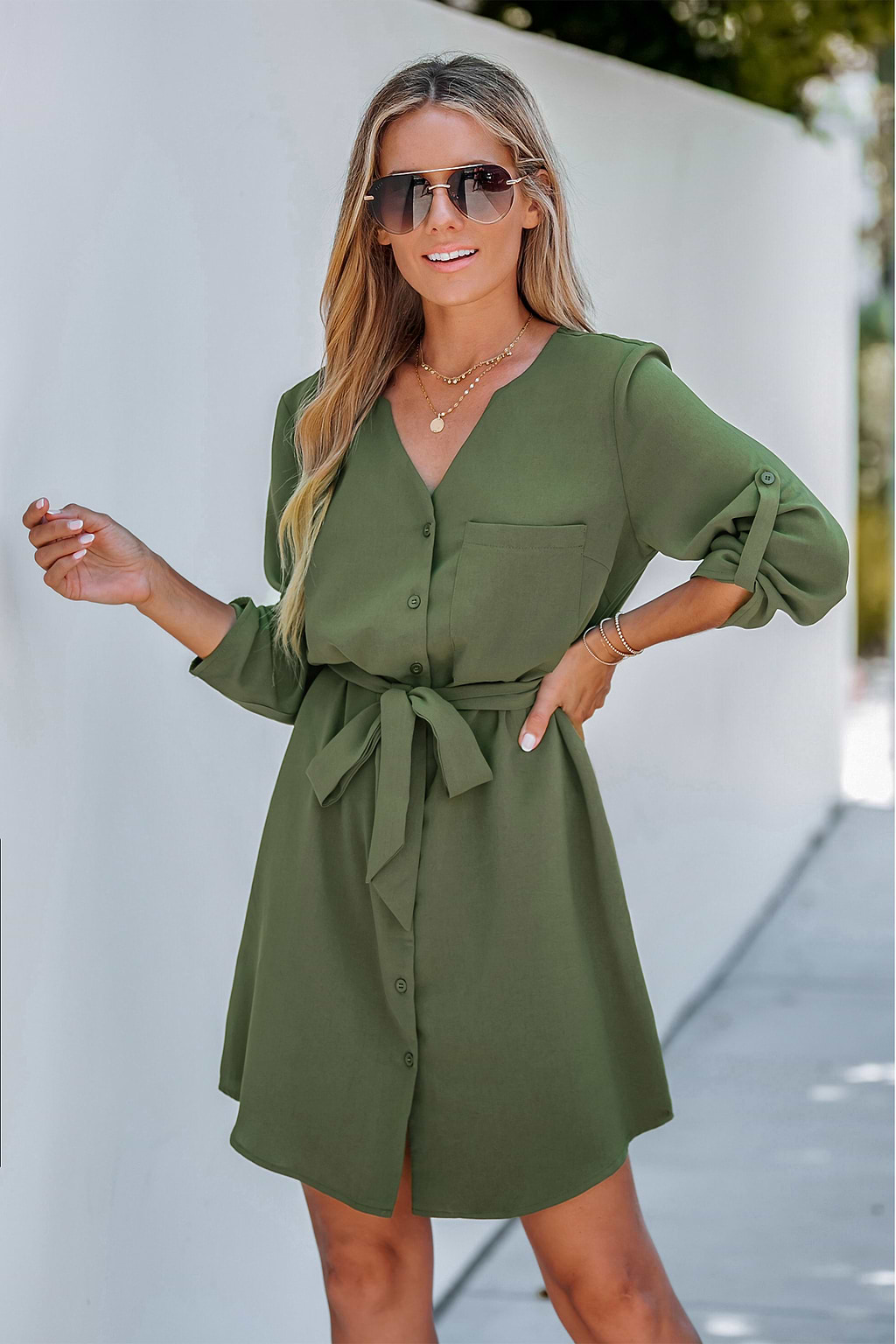 Mini vestido verde oliva con cinturón