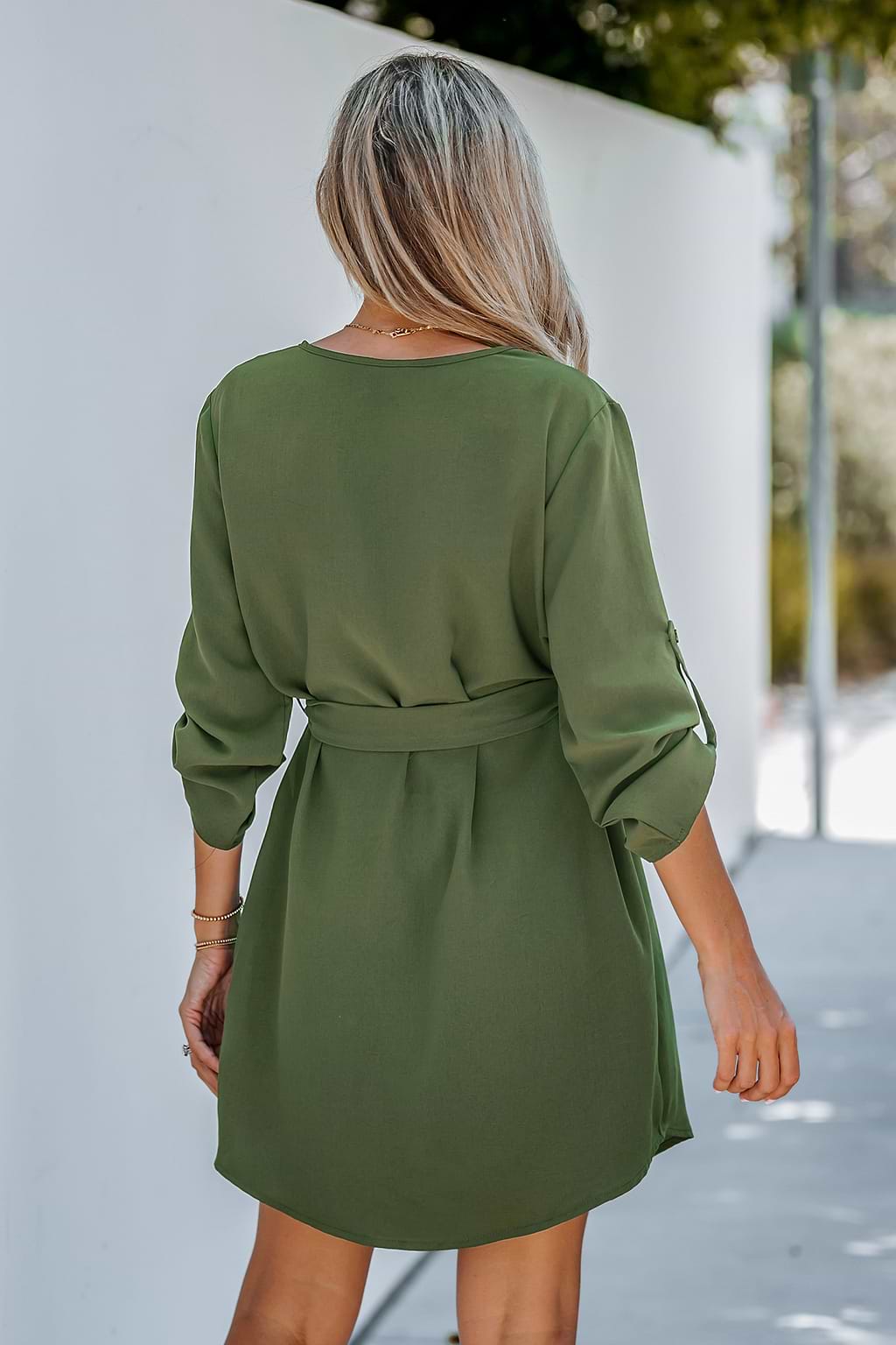 Mini vestido verde oliva con cinturón