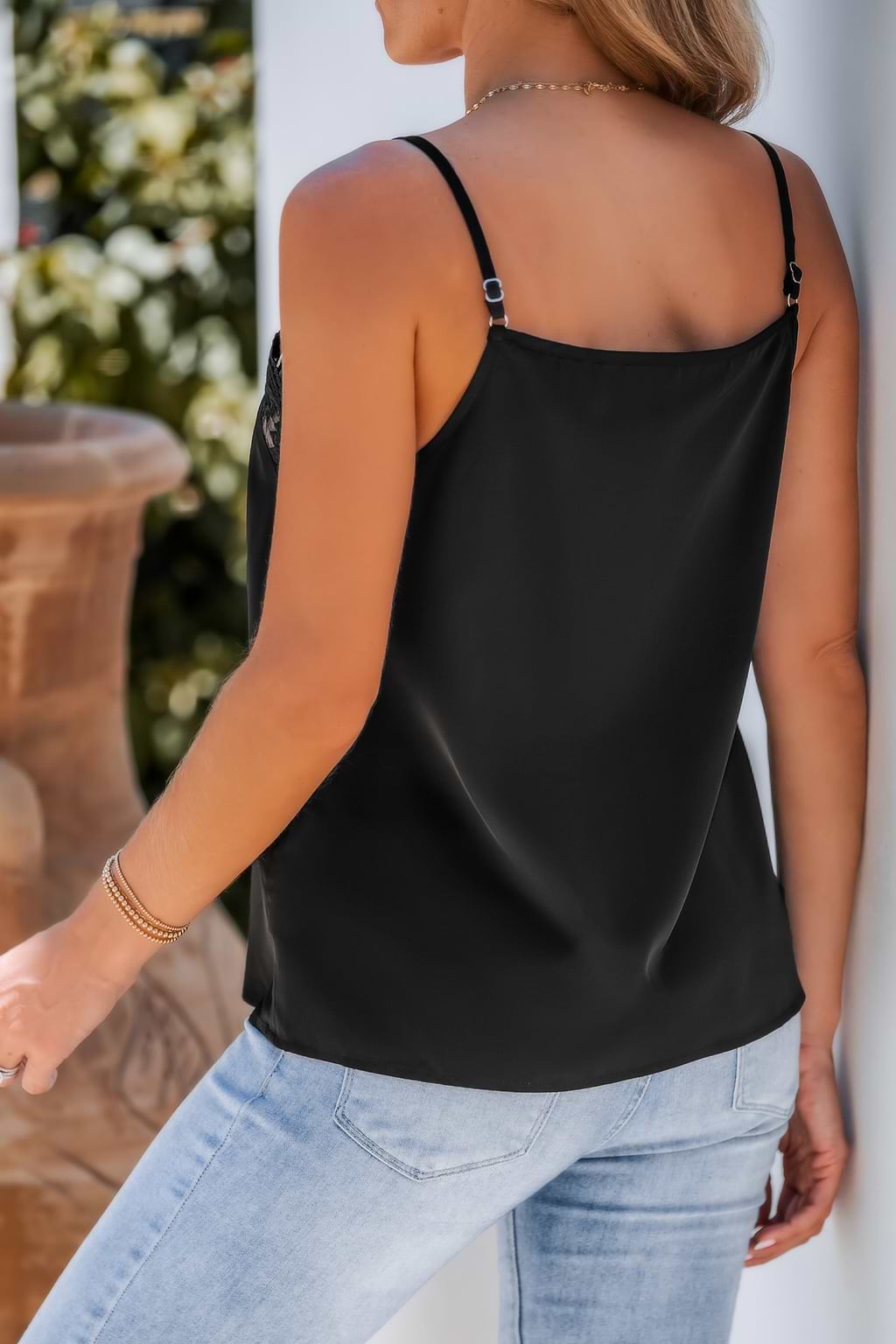 Cami con escote en V de encaje festoneado