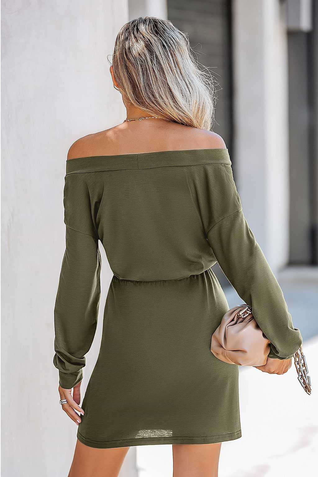 Mini vestido verde oliva con hombros descubiertos