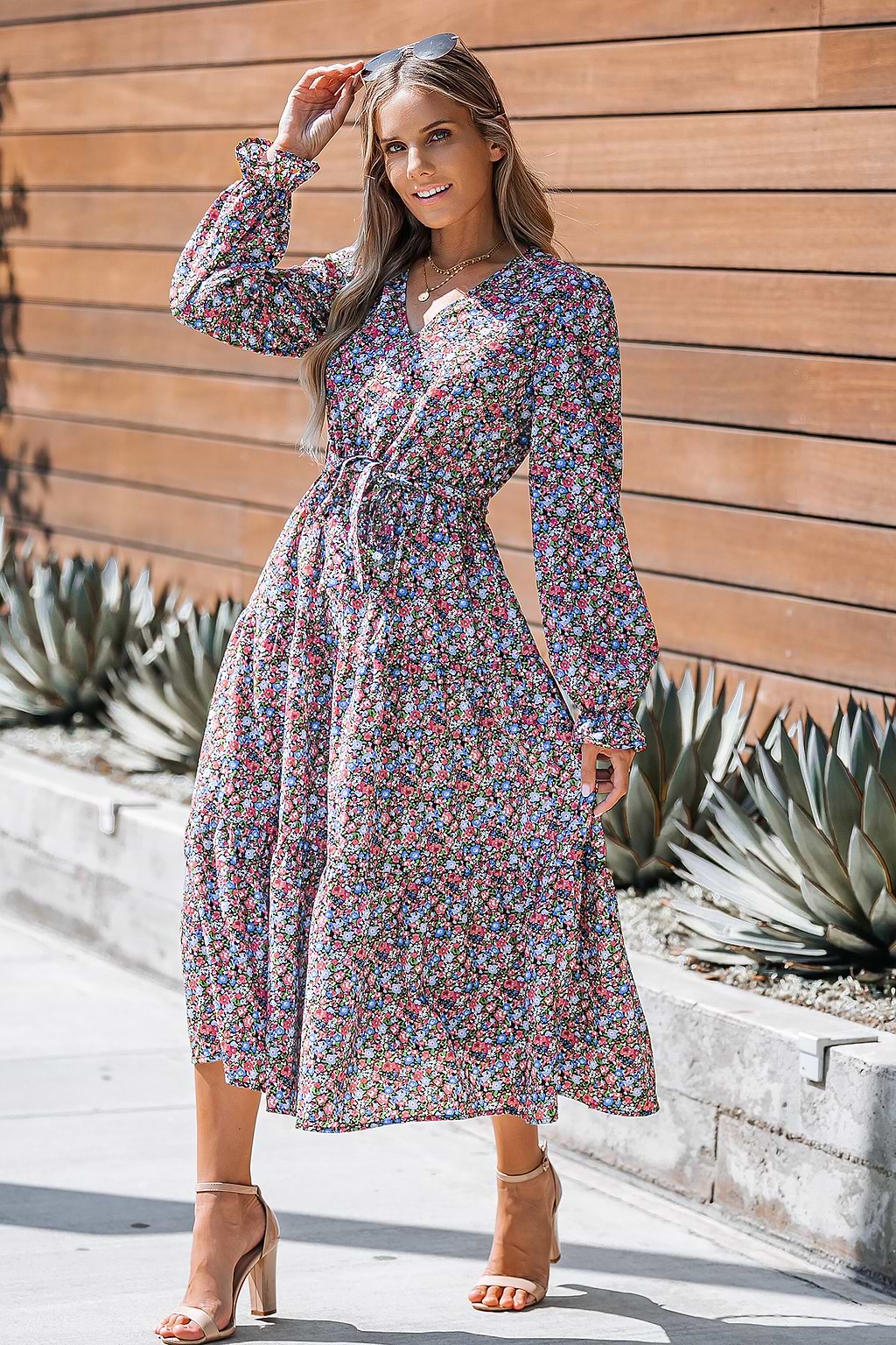 Vestido largo con manga trompeta floral de florecitas