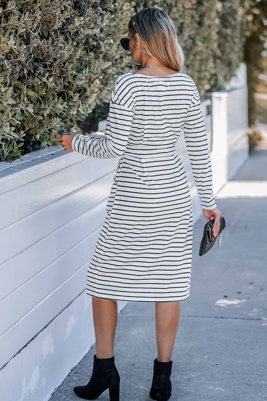 Gestreepte midi-jurk met strikriem