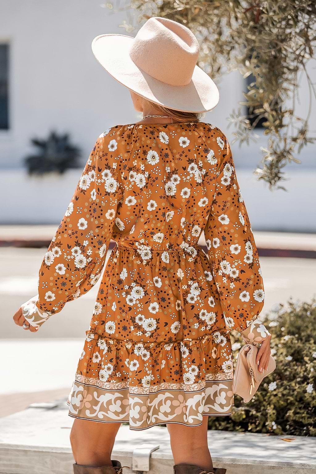 Robe mini à col en V et à manche longue florale