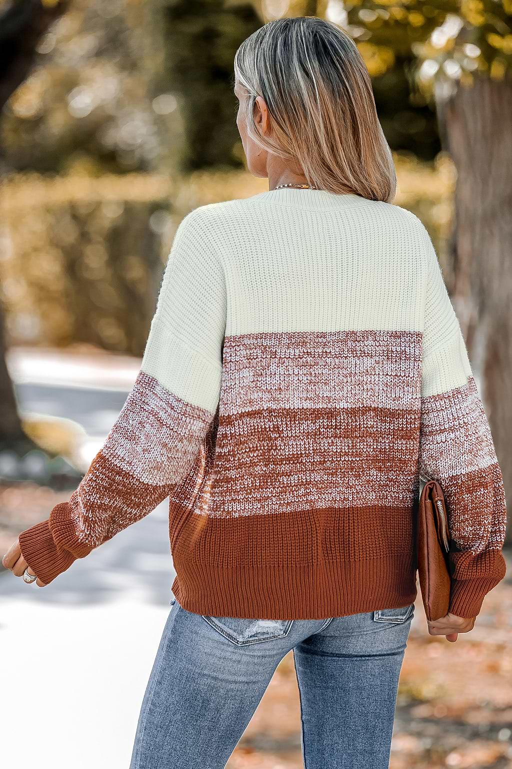 Sweter w paski z dekoltem w serek i obniżonymi rękawami