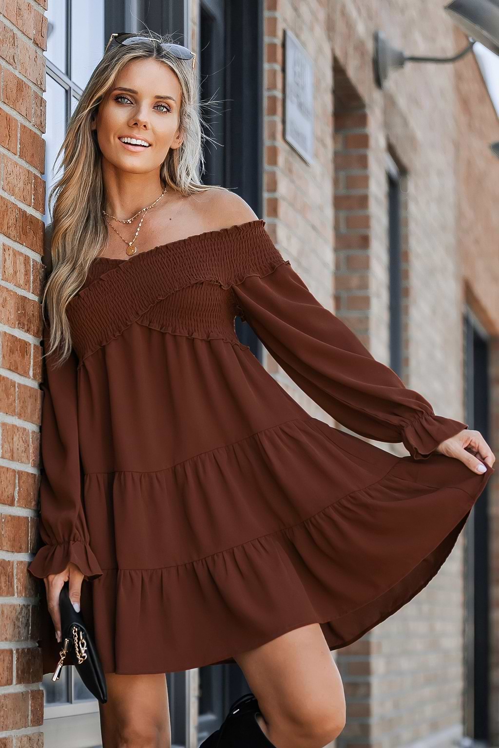 Vestido con hombros descubiertos y fruncido cruzado