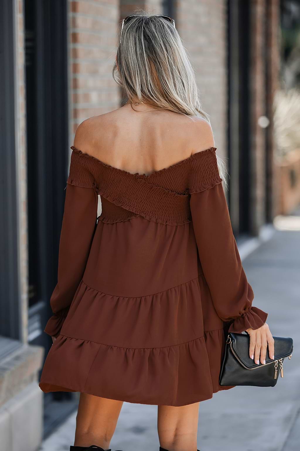 Vestido con hombros descubiertos y fruncido cruzado