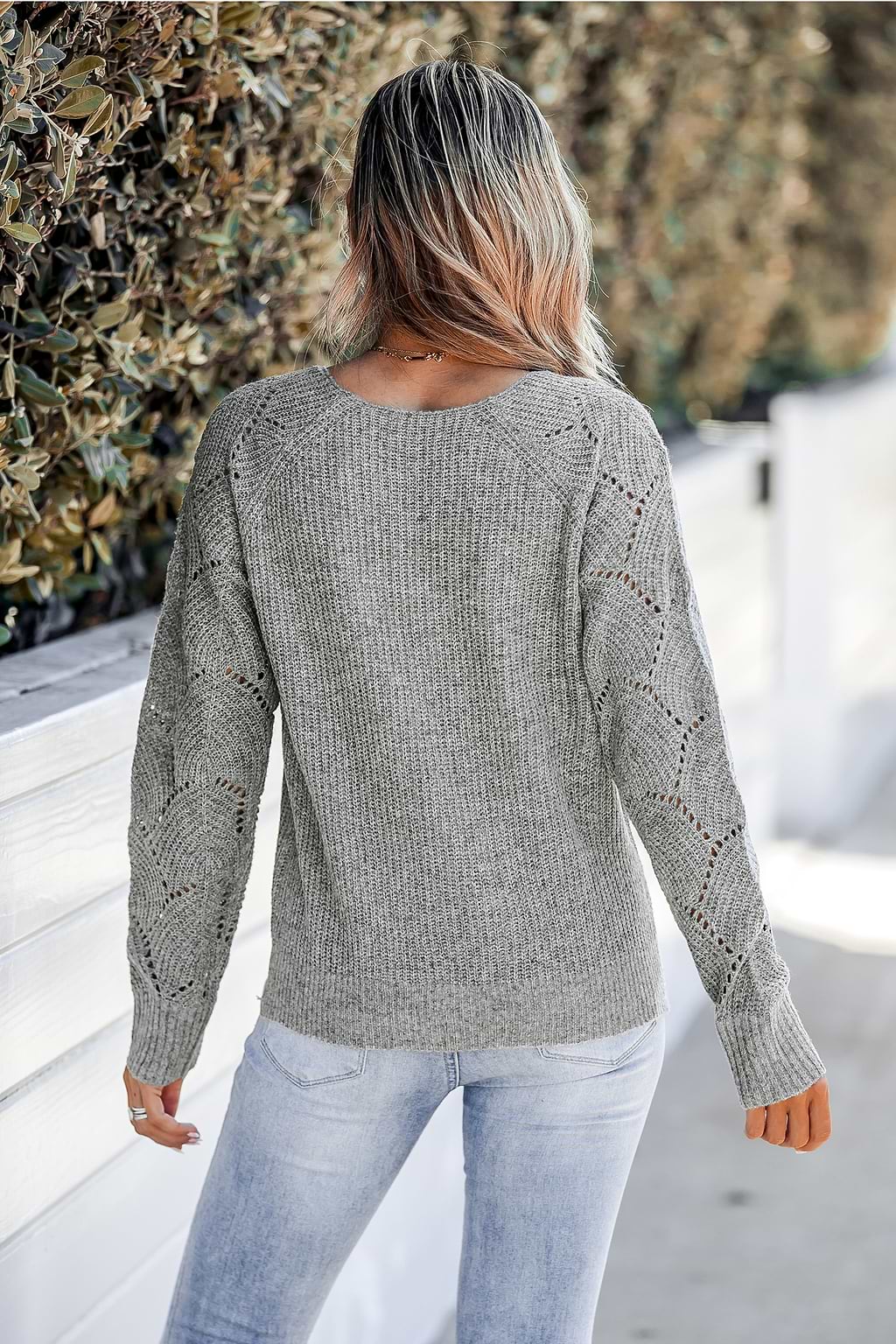 Sweter z raglanowymi rękawami i dekoltem w serek z wycięciem