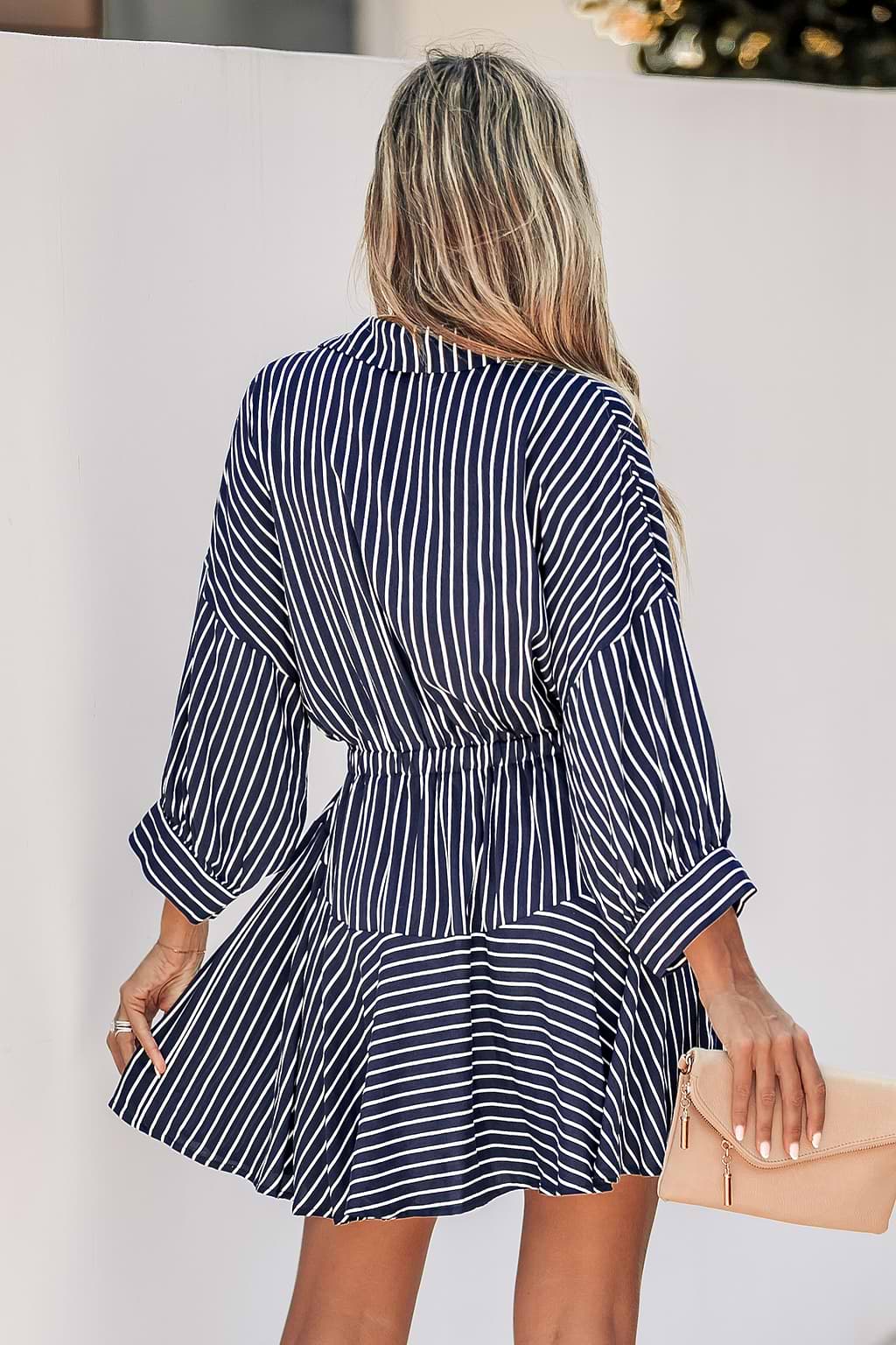 Robe mini à rayures avec boutons et cordon à la taille