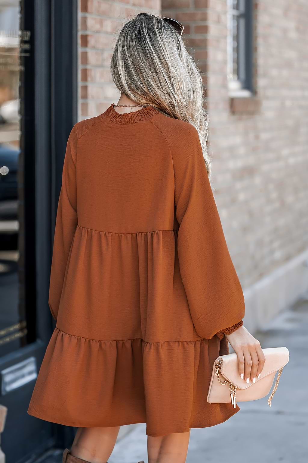 Terracotta mini-jurk met strikhals en volant