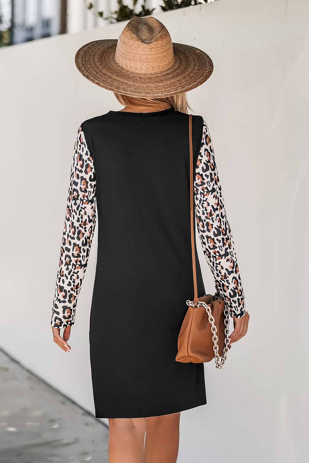 Gedraaide mini-jurk met luipaardprint en V-hals