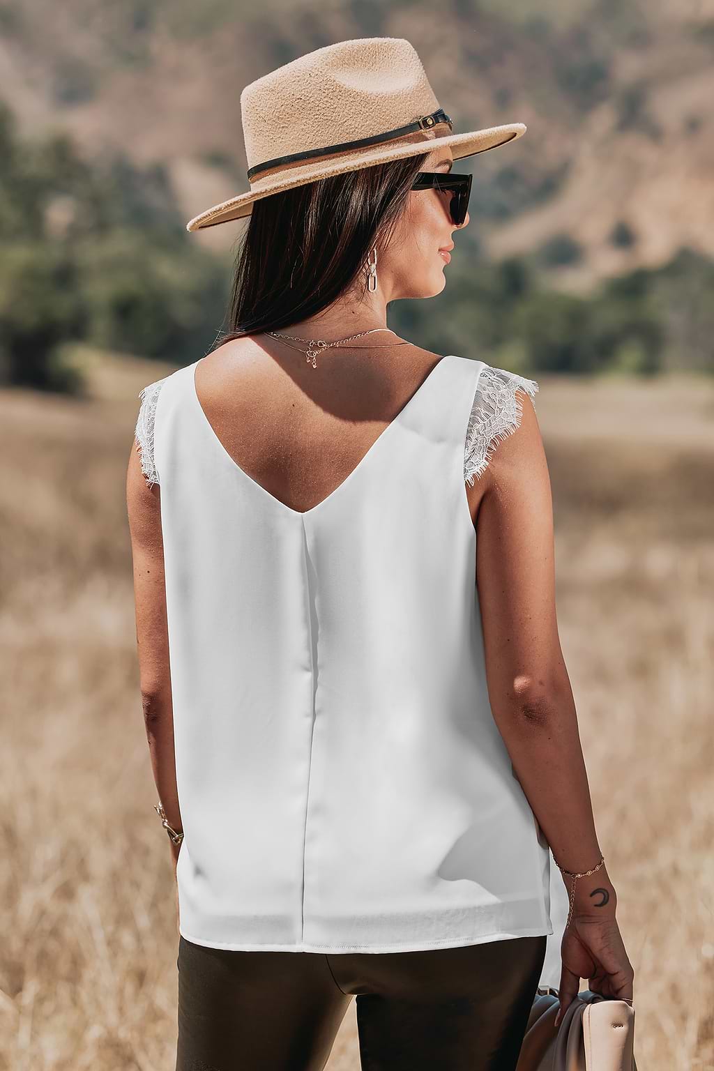 Top con cuello en V y encaje con pestañas festoneadas