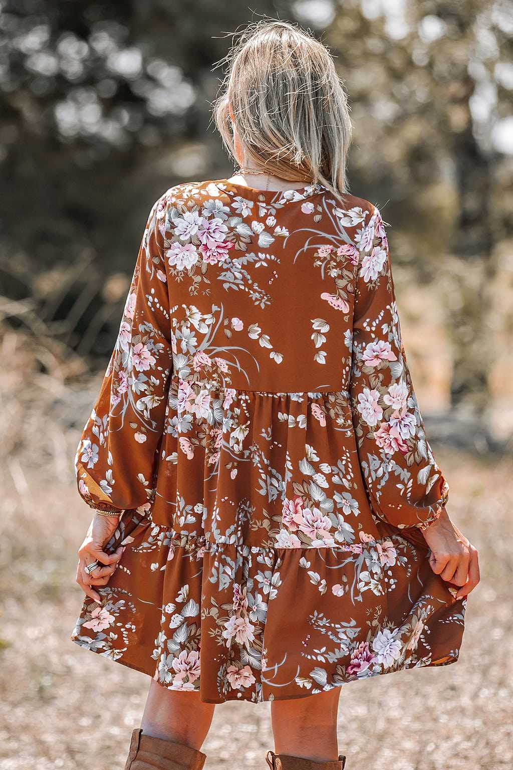 Volant-Minikleid mit Blumenmuster und Knopfleiste