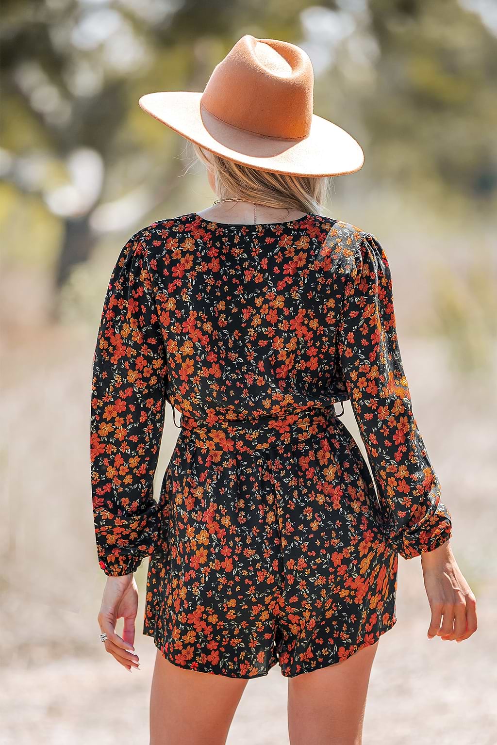 Strampler mit Gürtel und Zickzack-Blumendruck