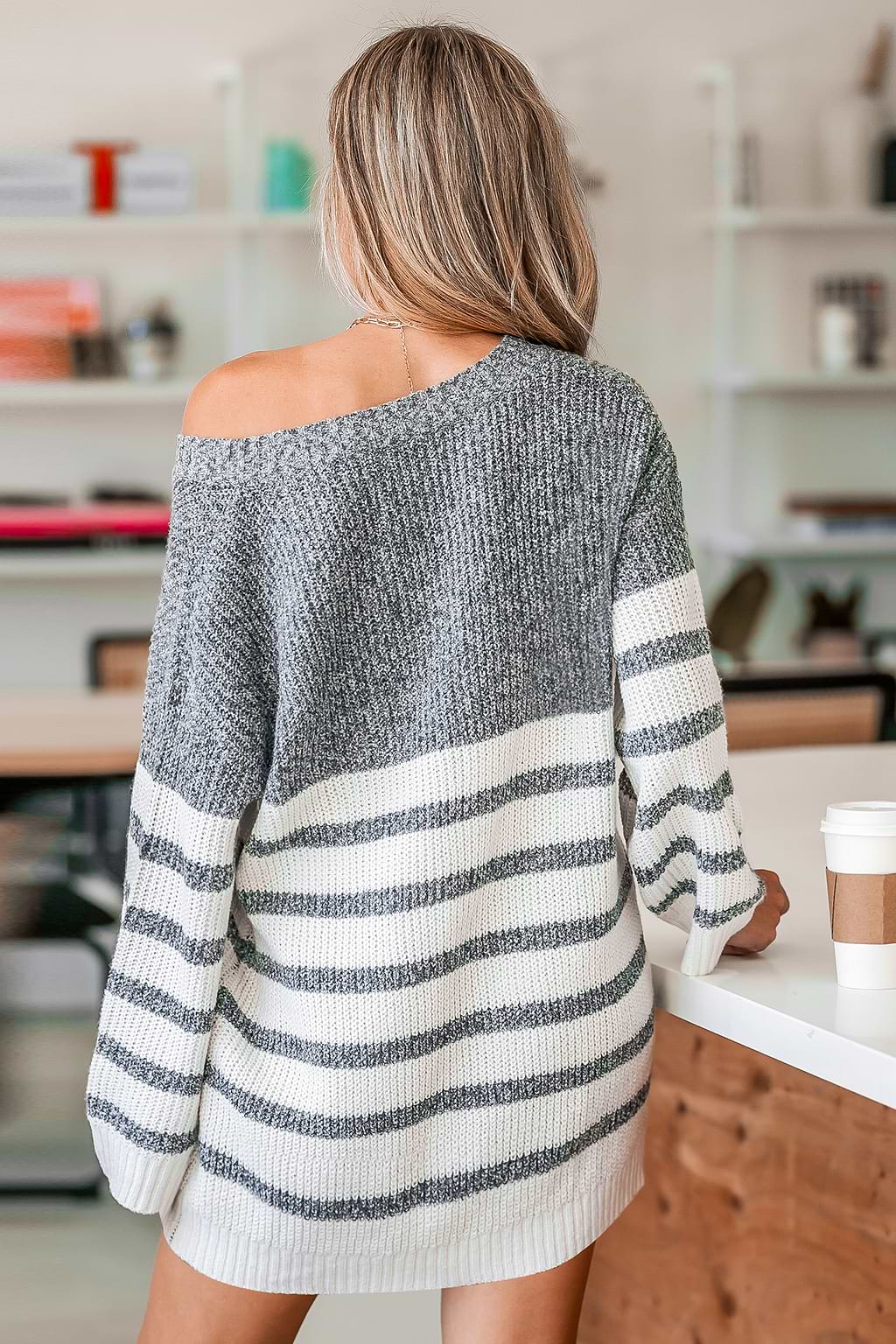 Gestreiftes Mini-Pulloverkleid mit V-Ausschnitt