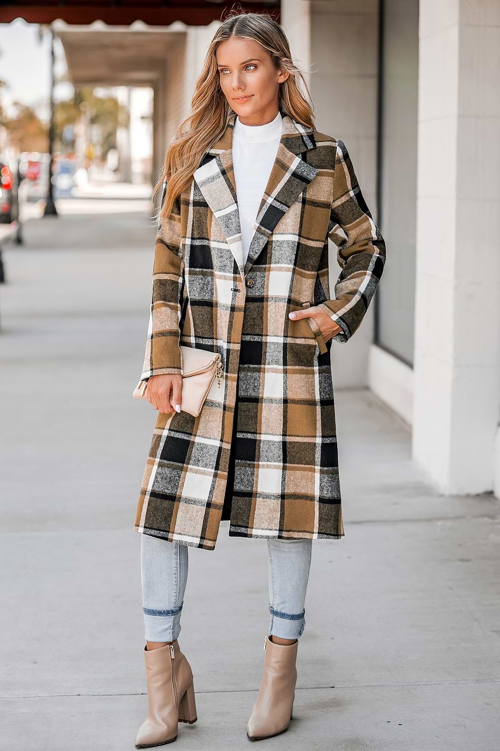 Abrigo largo a cuadros con botones en el frente
