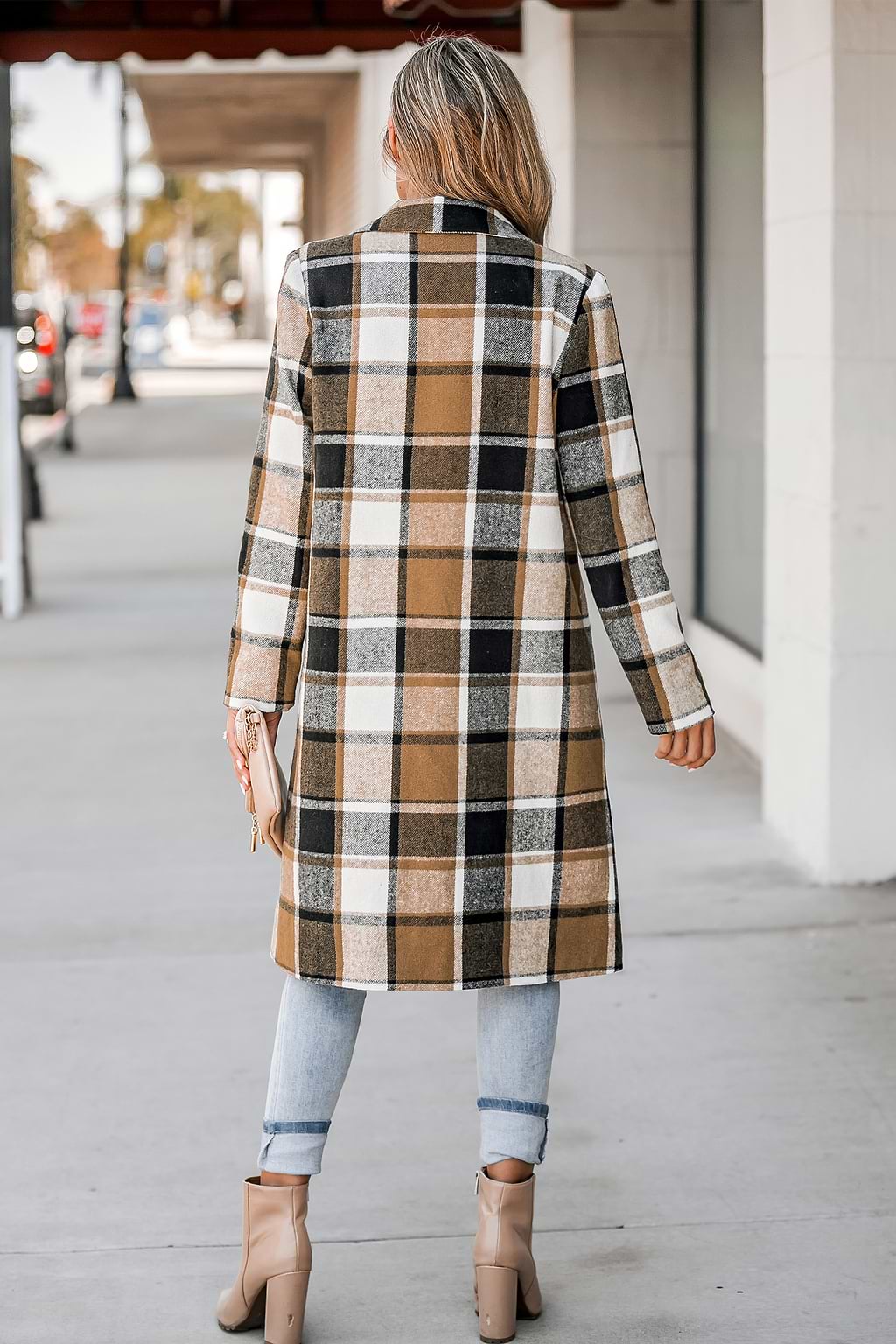 Abrigo largo a cuadros con botones en el frente