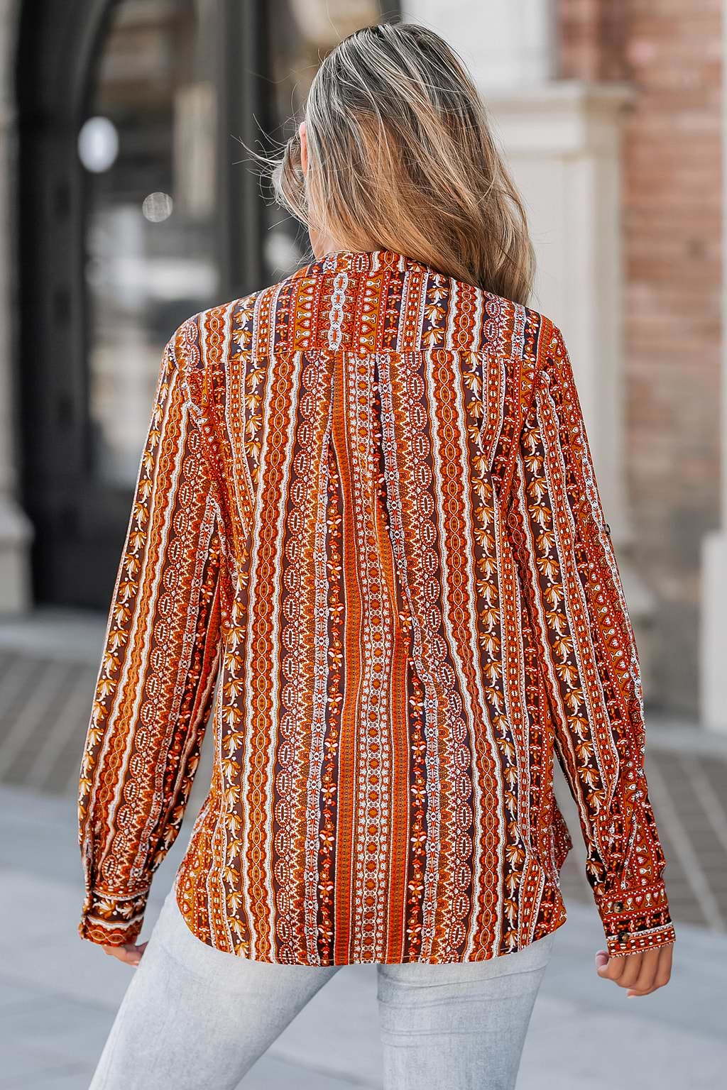 Top met opgerolde mouwen en geoprint