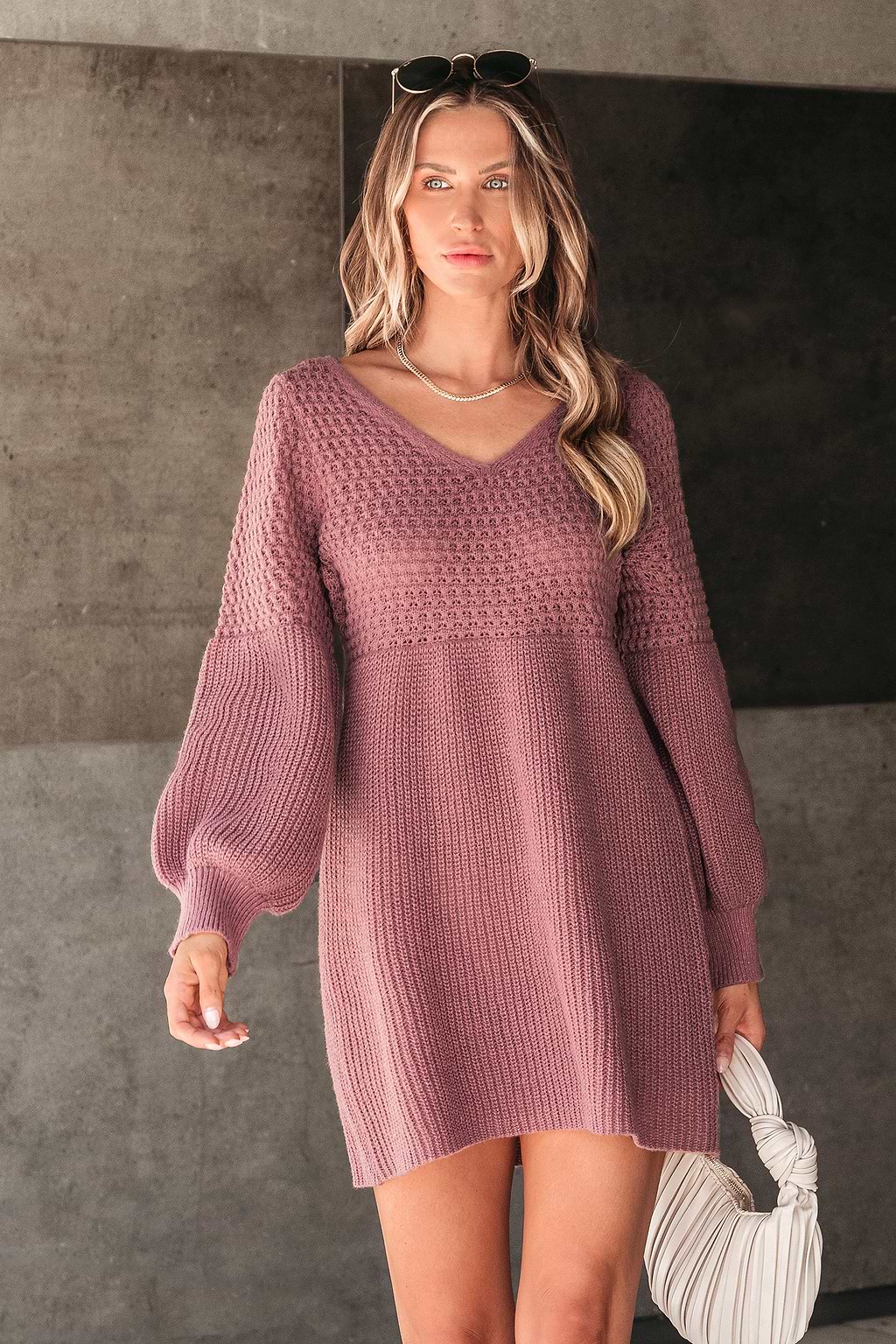 Szydełkowa mini sukienka sweterkowa z długimi rękawami