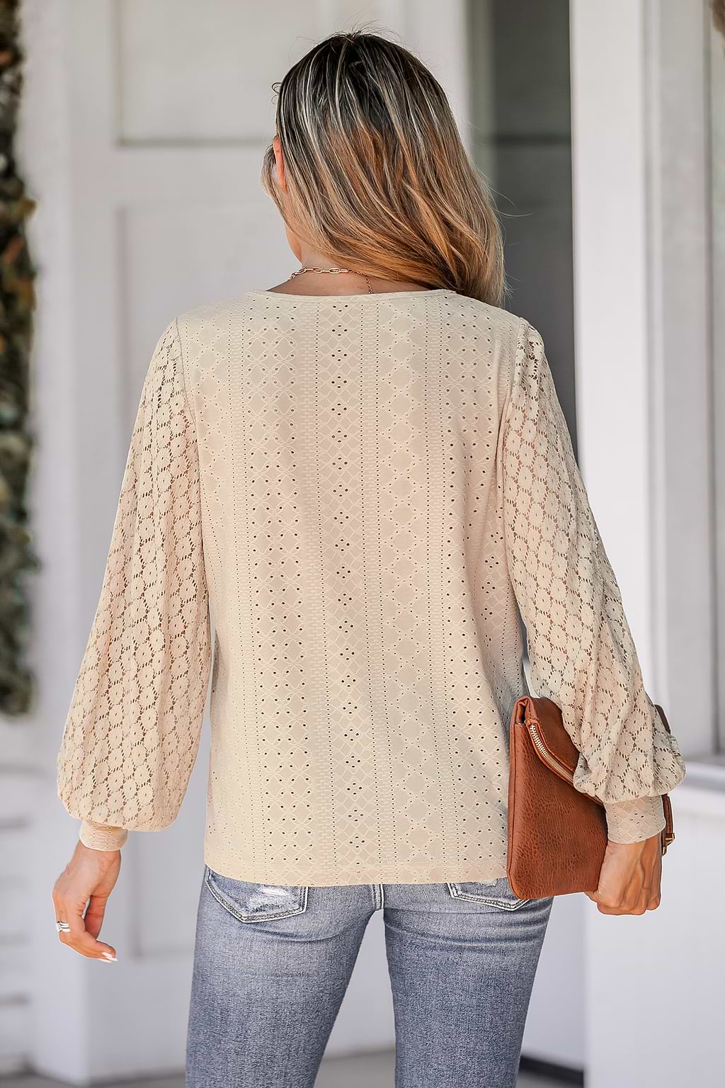 Top mit V-Ausschnitt und Lochstickerei