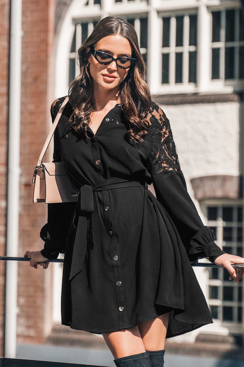 Robe mini avec ceinture en dentelle florale