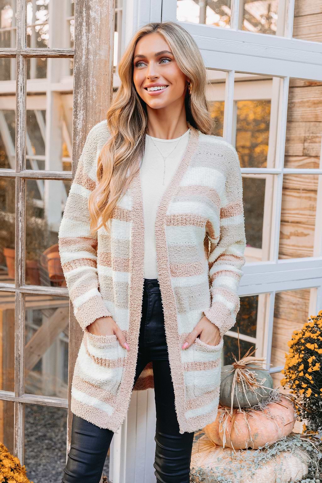 Gestreifte Fuzzy-Strickjacke mit offenem Ausschnitt