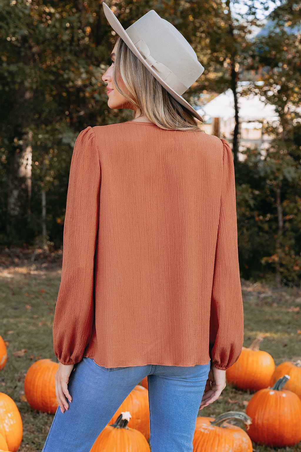 Top tejido arrugado con volantes en color naranja quemado