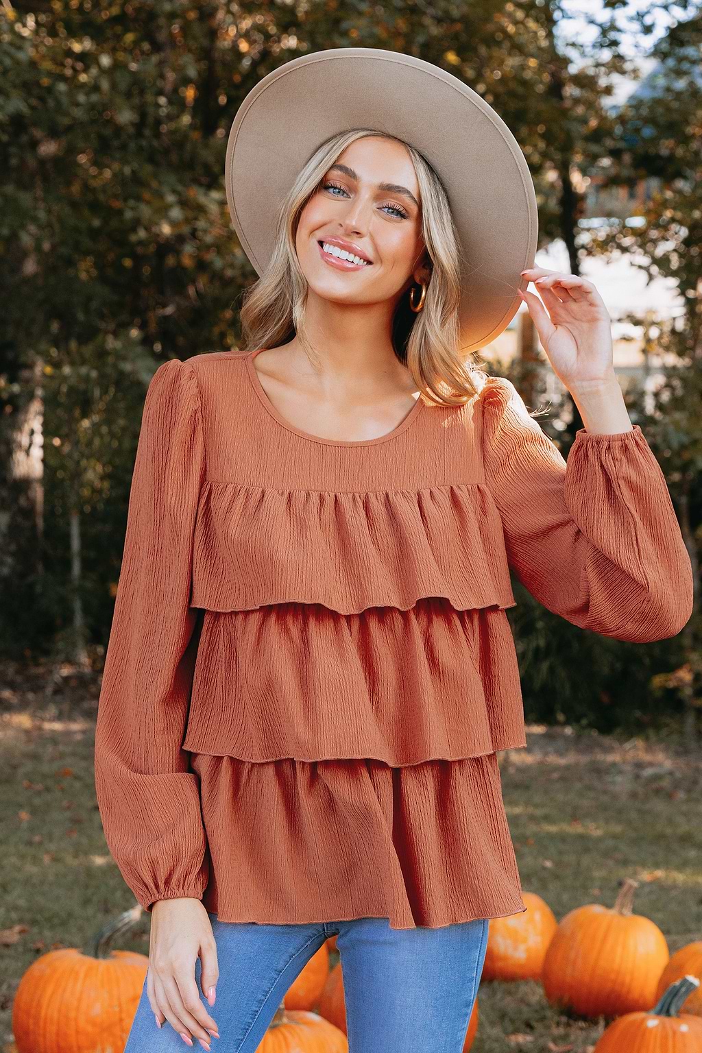 Top tejido arrugado con volantes en color naranja quemado