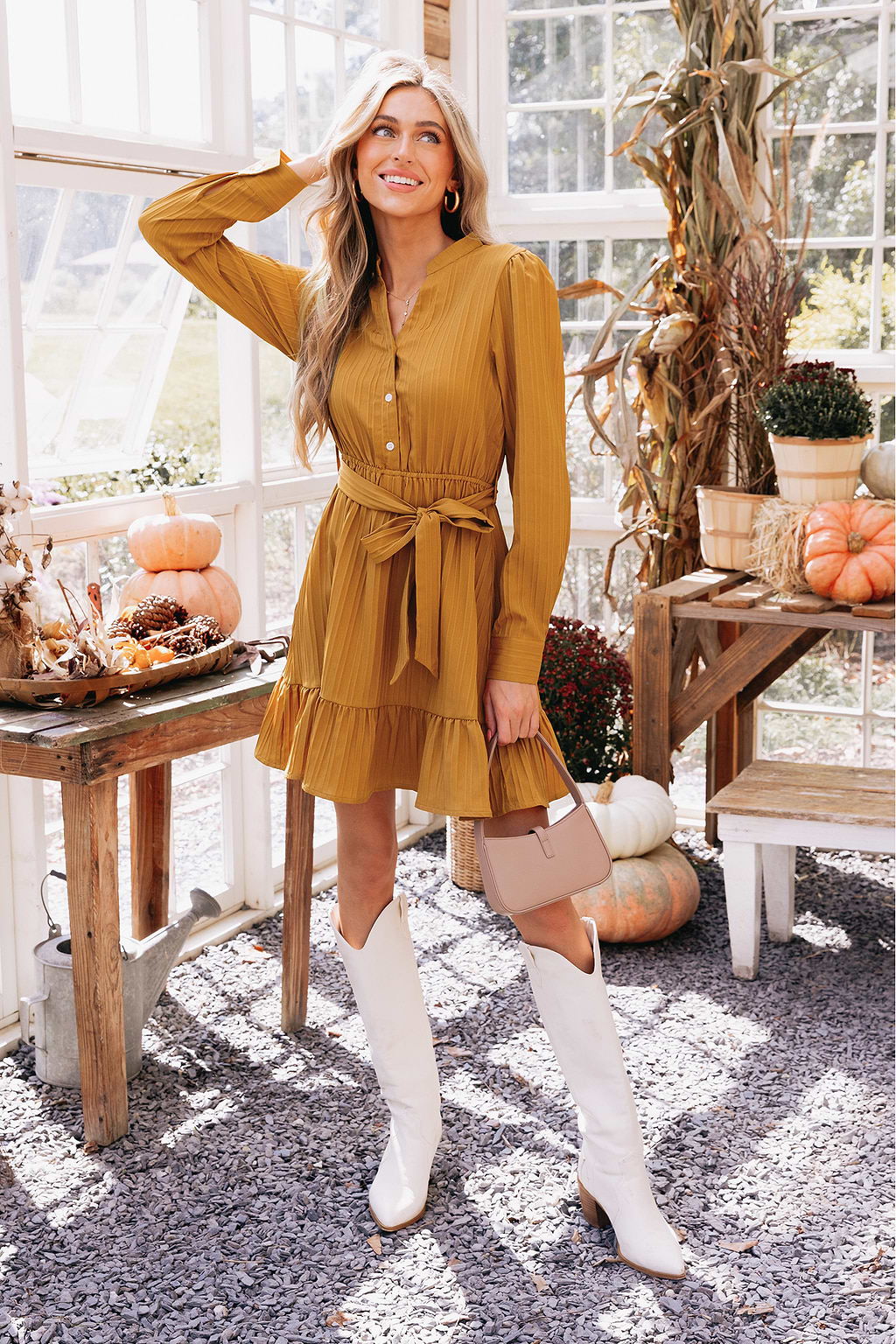 Langärmeliges Minikleid mit Gürtel und Rüschen